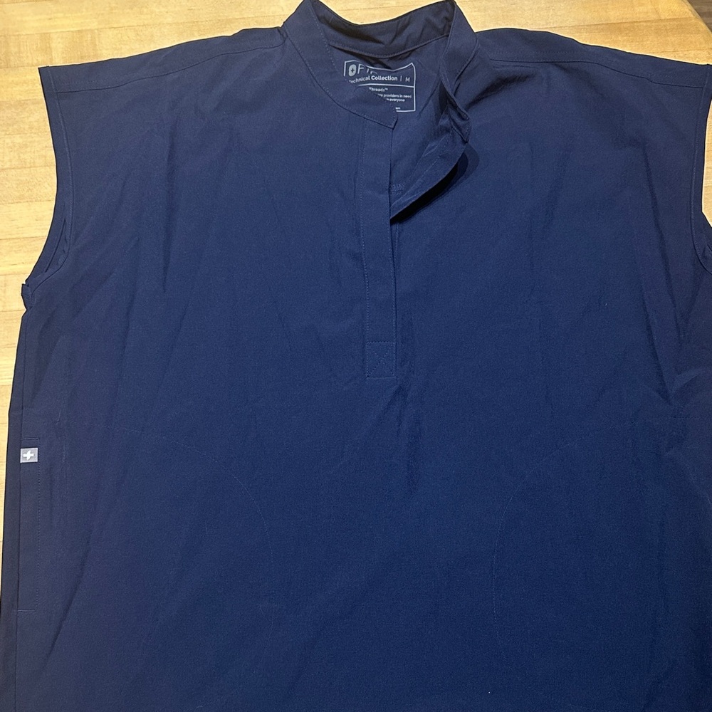 Women’s scrub shirt